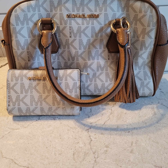 $125EMT Michael Kors vanilla Bedford Medium Tassel Leather Duffel EUC - Picture 4 of 15